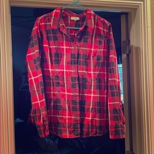 Fitted GUESS plaid button up top